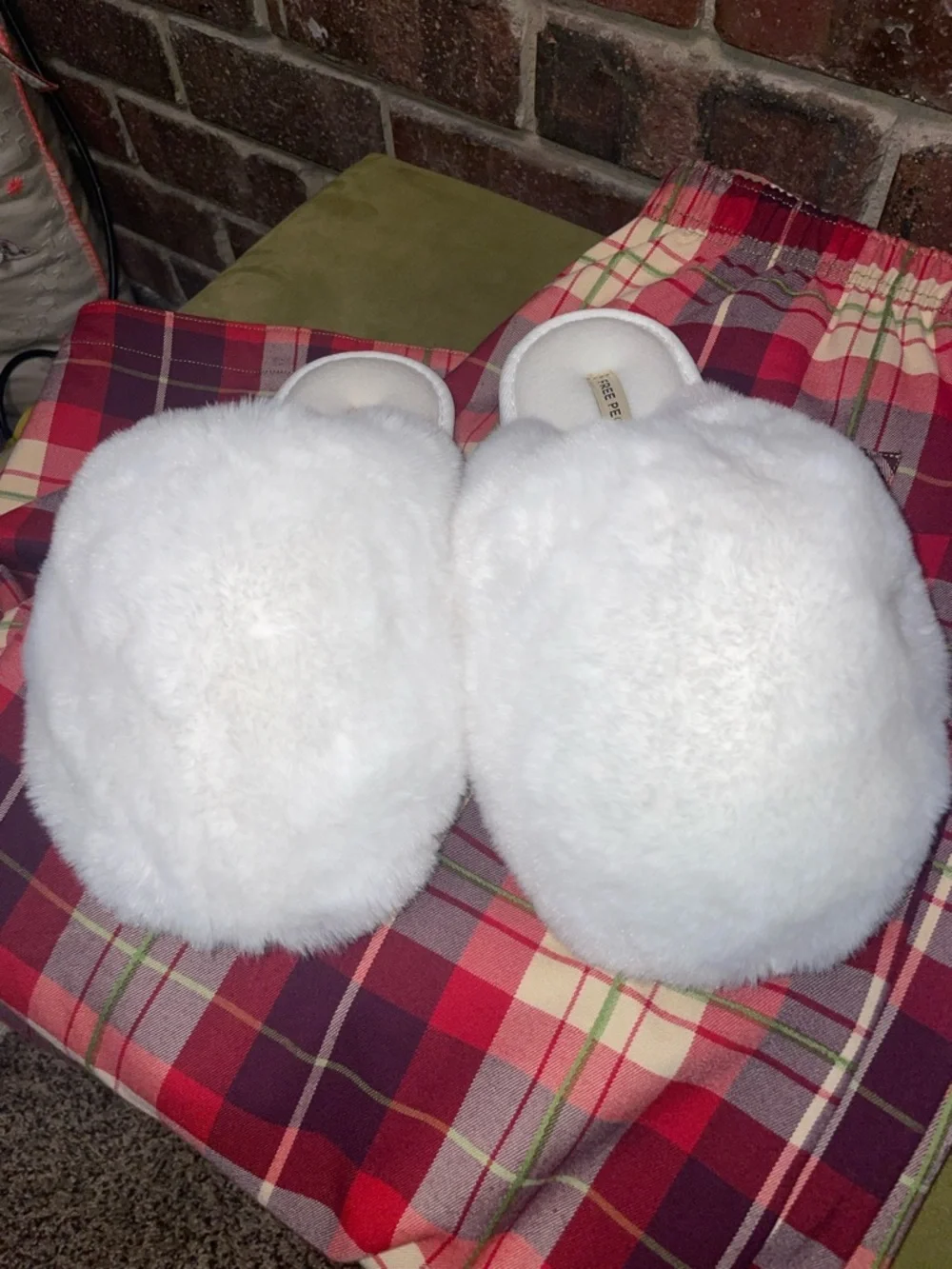 Free People SNOWBALL SLIPPERS IN SNOW FAUX FUR NEW - Picture 2 of 3